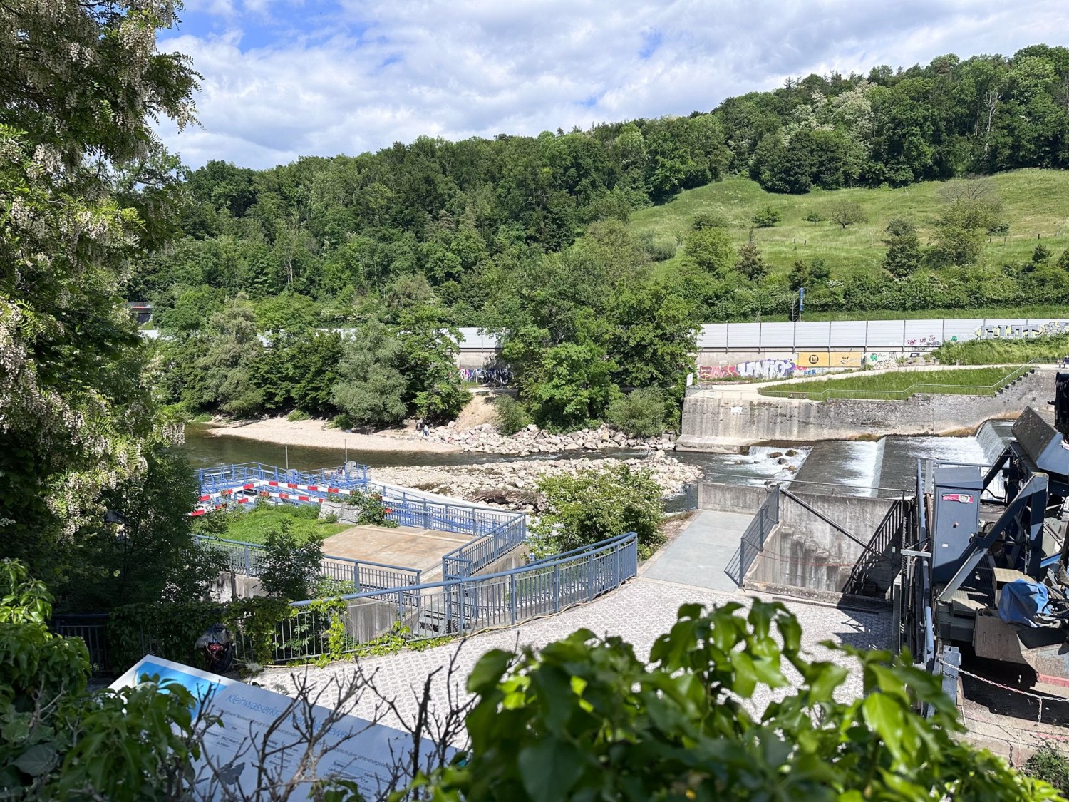 La diga di sbarramento della Birsa e la centrale idroelettrica di Neuewelt.