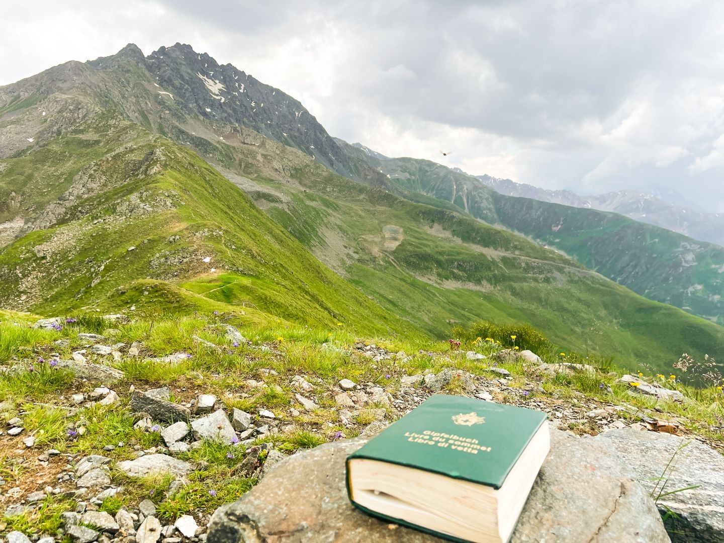 Un livre d’or attend les randonneuses et randonneurs au sommet du Rinerhorn.
