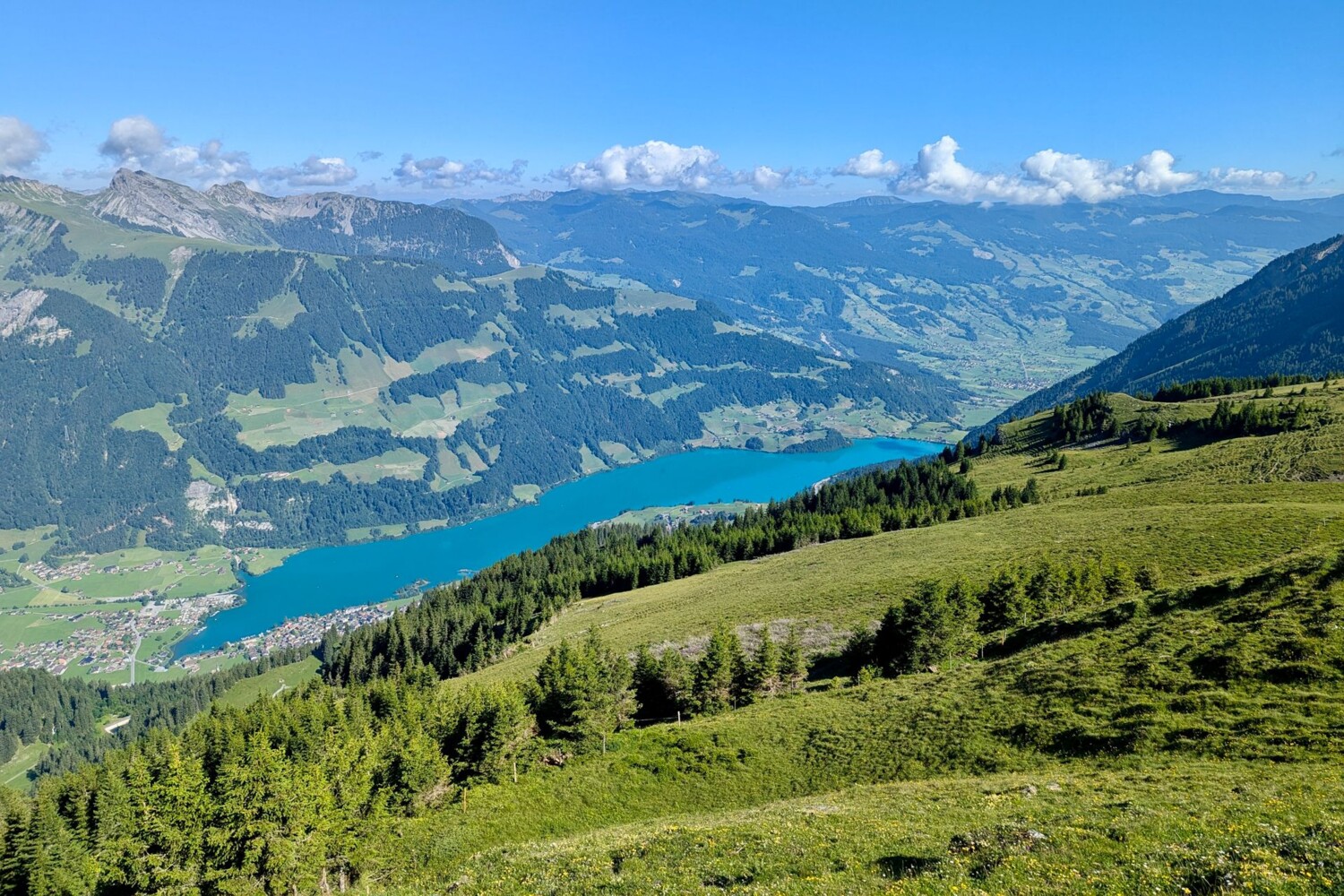 Le parcours emprunte quelques centaines de mètres de sentier dans le canton d’Obwald et permet d’admirer le lac de Lungern.