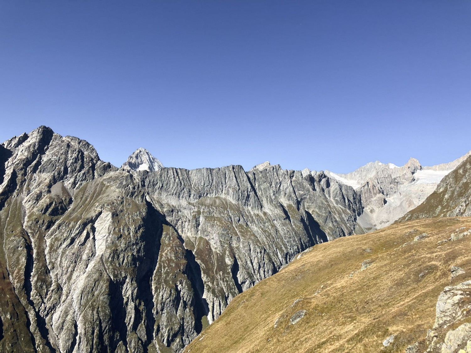 Le flanc escarpé et sauvage de l'Alpjuhorn (à gauche) et, derrière lui, le sommet du Bietschhorn.