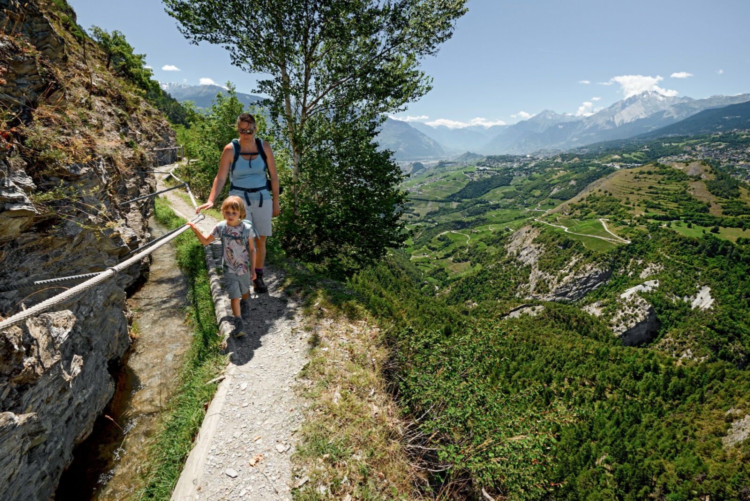 Le long du Grand Bisse de Lens. A droite, les vignes de Grimisuat et Saint-Léonard.
