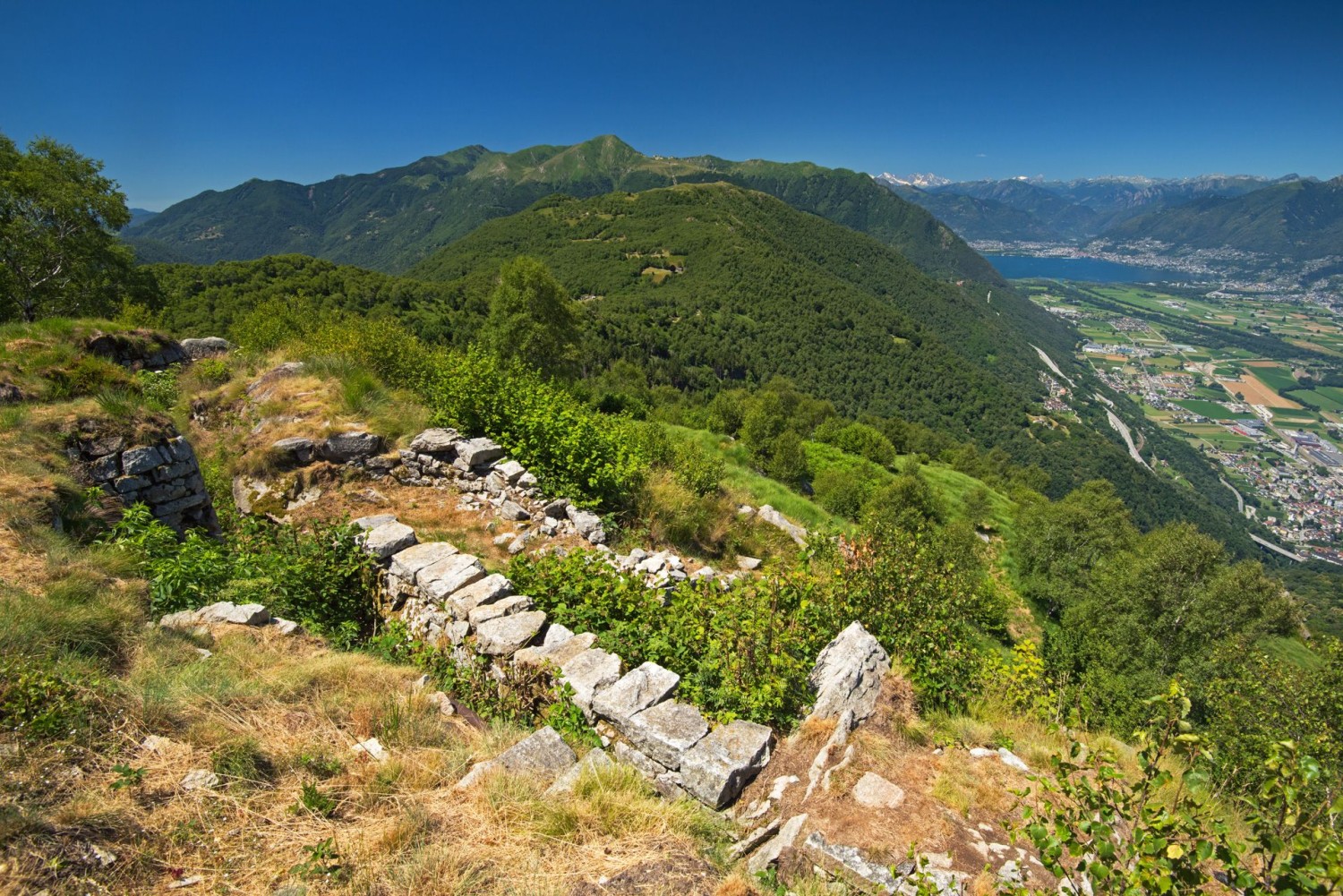Une superbe vue plongeante accompagne la montée au sommet du Mattro. Au premier plan, d’anciennes tranchées de la Première Guerre mondiale .