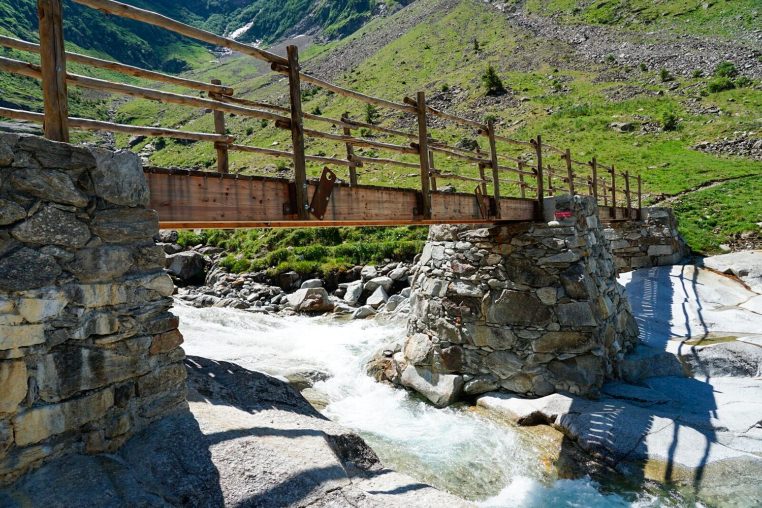 Die Brücke Encardens steht auf mächtigen Pfeilern, die im Winter auch Lawinen trotzen.