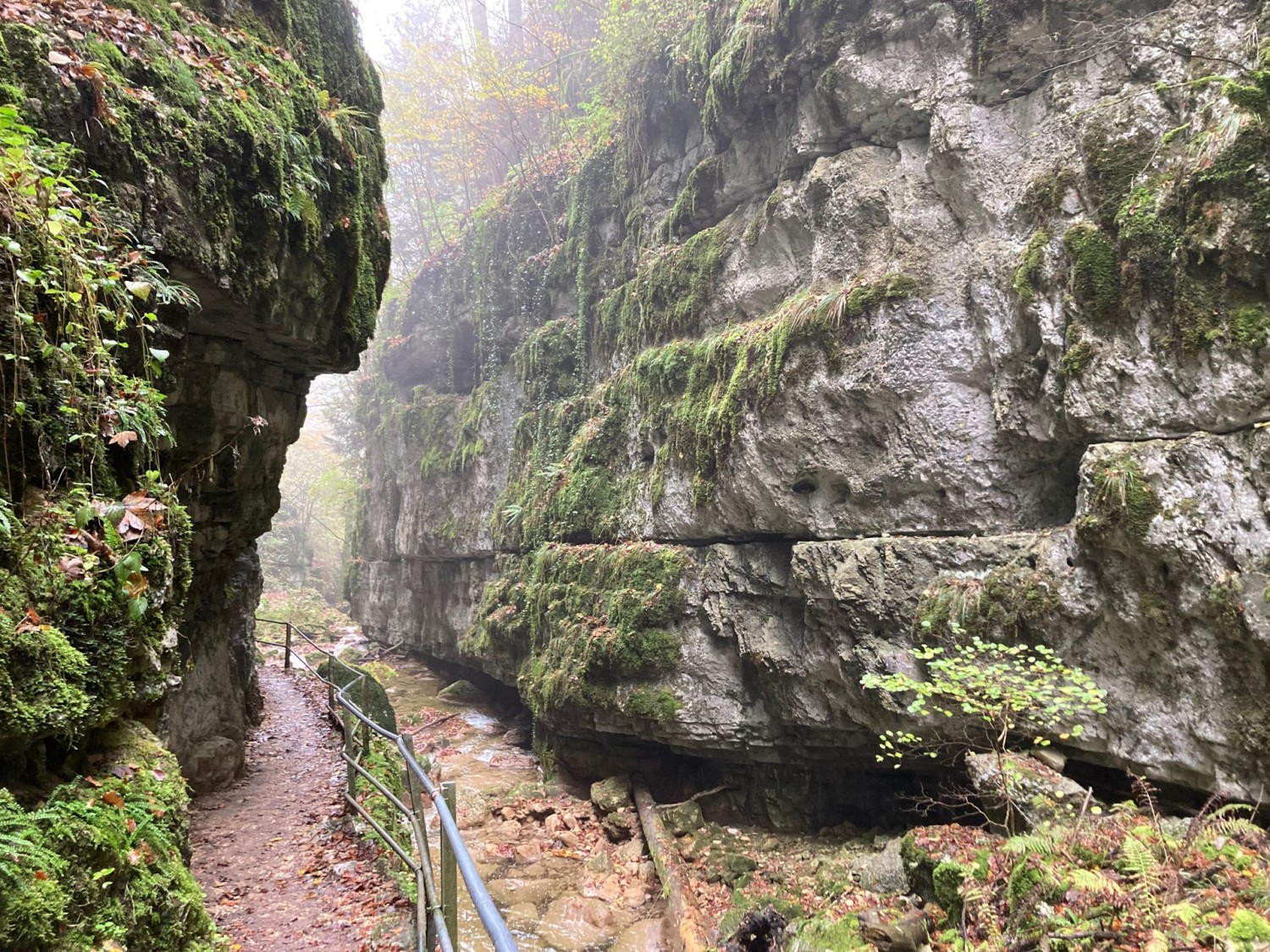 Par endroits, on passe tout juste entre les rochers.