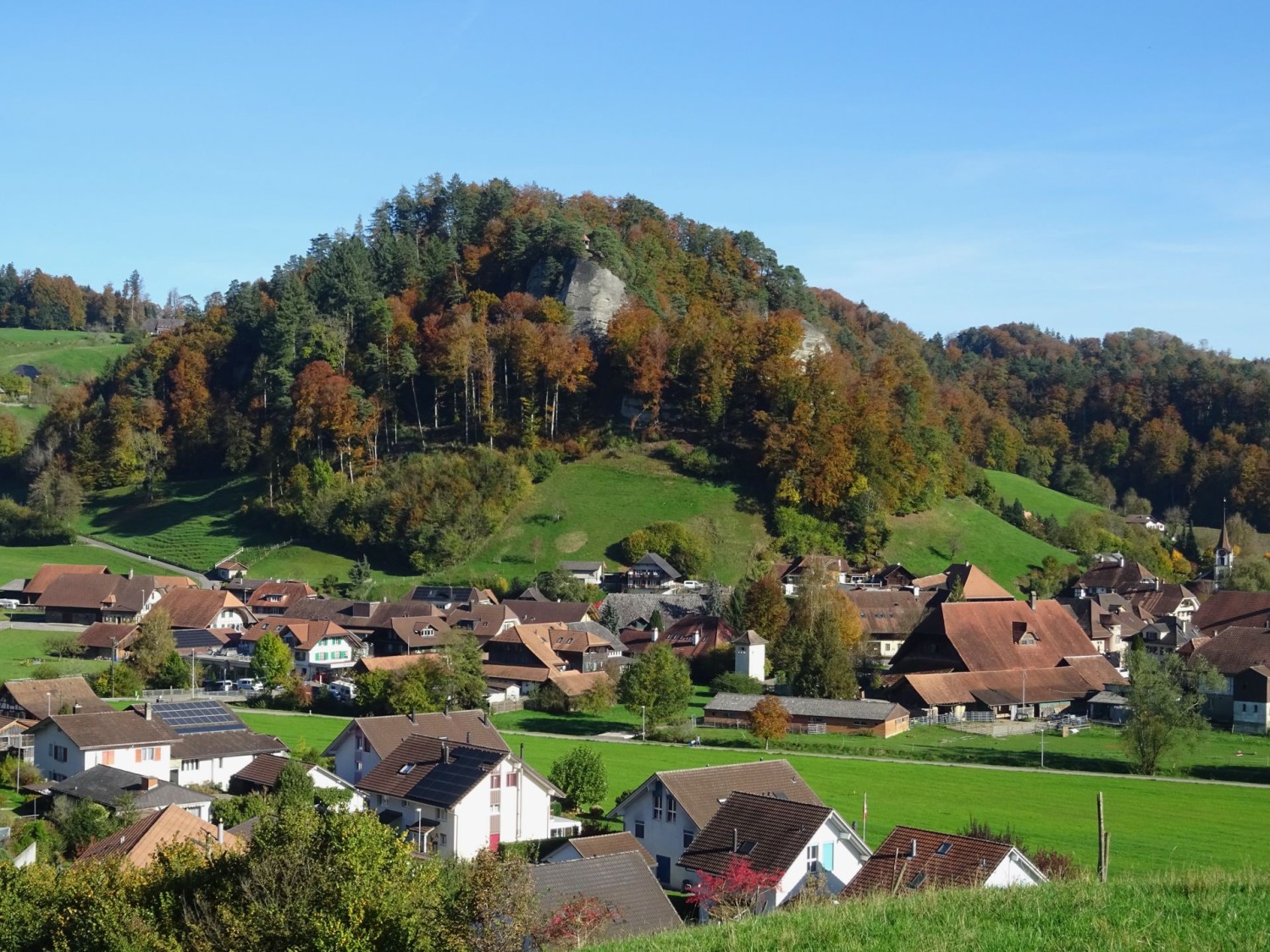 Vue sur Krauchthal. Des rochers en grès molassique se dressent sur la colline.