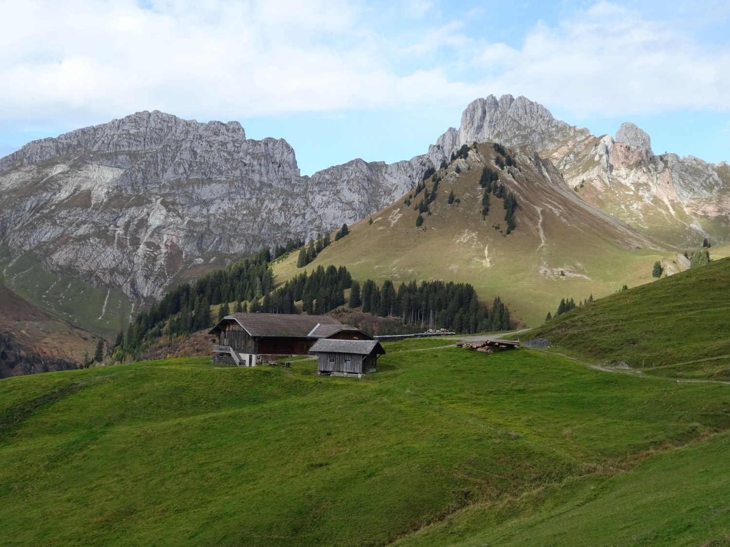 L’Alp Hinderi Schneit et le Zuckerspitz à droite