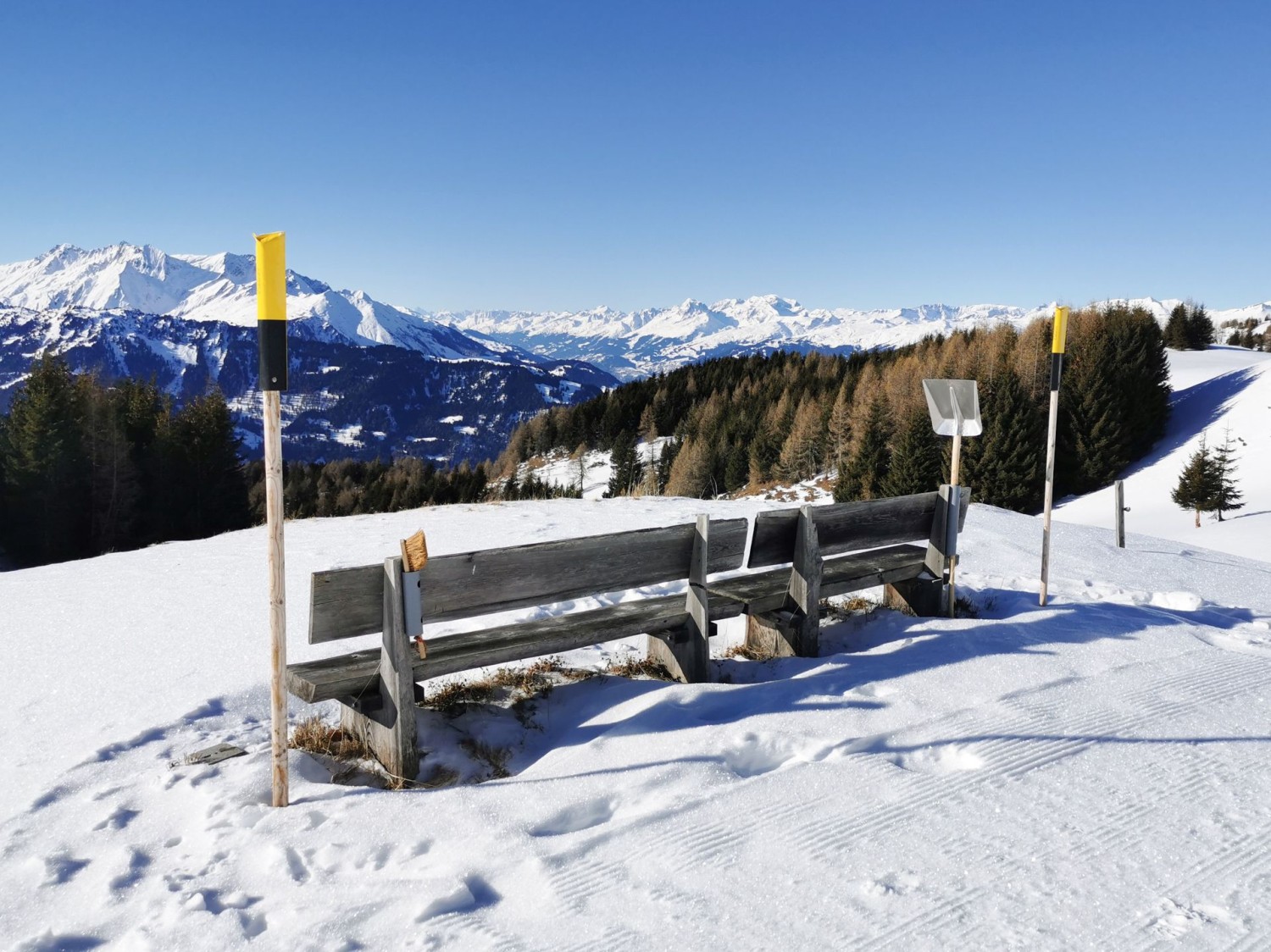 Viel Aussicht zu den Gipfeln von Vorderrhein- und Hinterrheintal gibt es auf diesen Bänkli nahe der Alp Raguta.