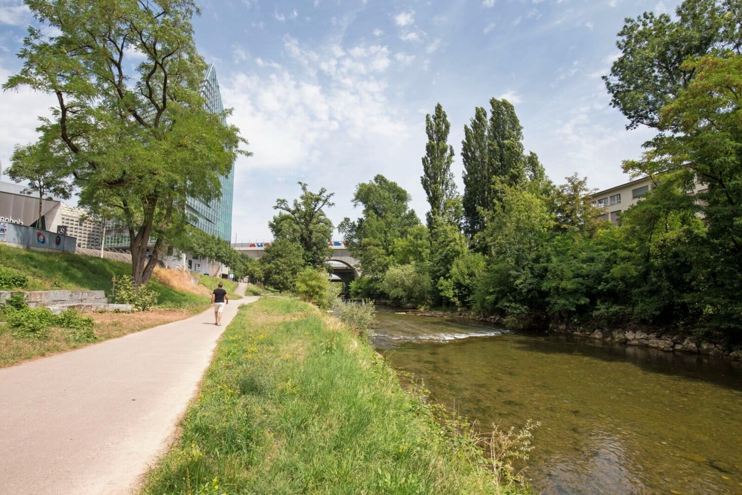 Après avoir passé le Parc Saint-Jacques, la randonnée suit la Birse.