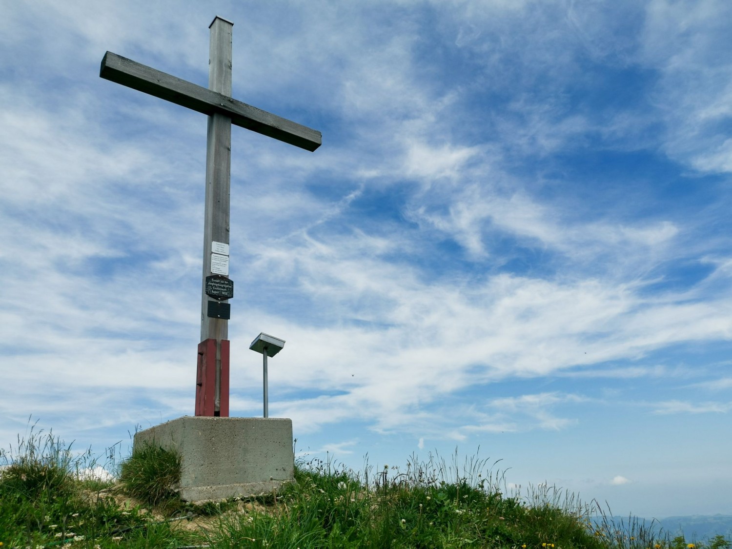 La croce stranamente non si trova nel punto più alto della cresta del monte Beichle.