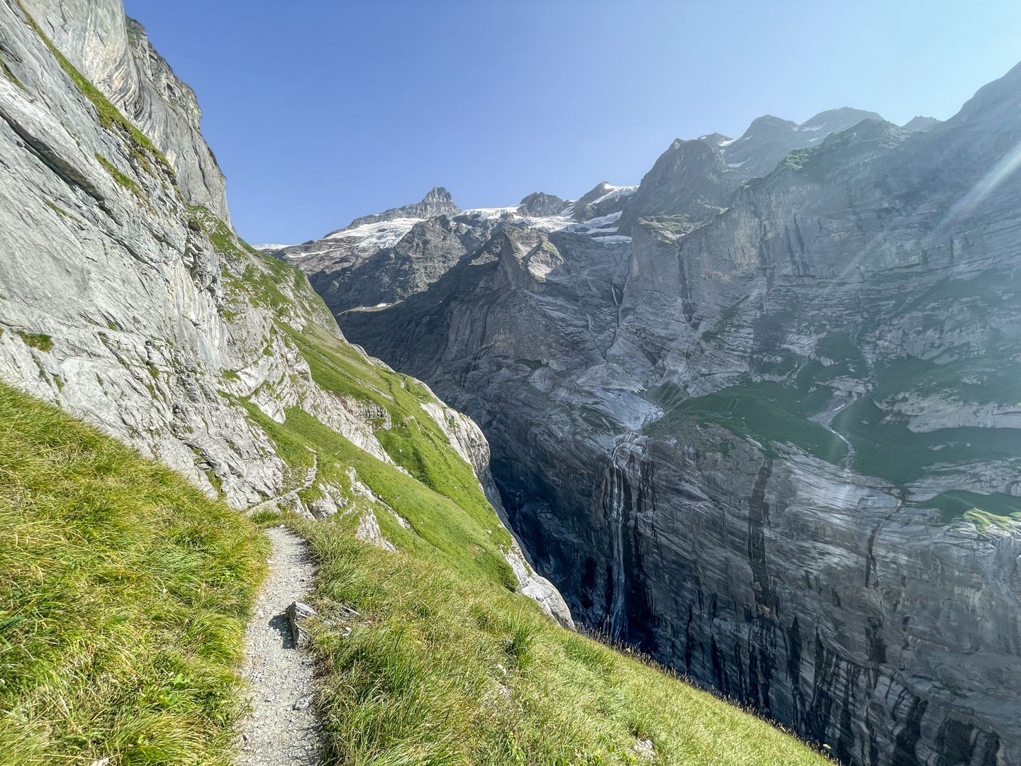 Le chemin exposé qui monte à la Glecksteinhütte ne convient qu’aux randonneuses et randonneurs ayant le pied sûr et ne souffrant pas de vertige.