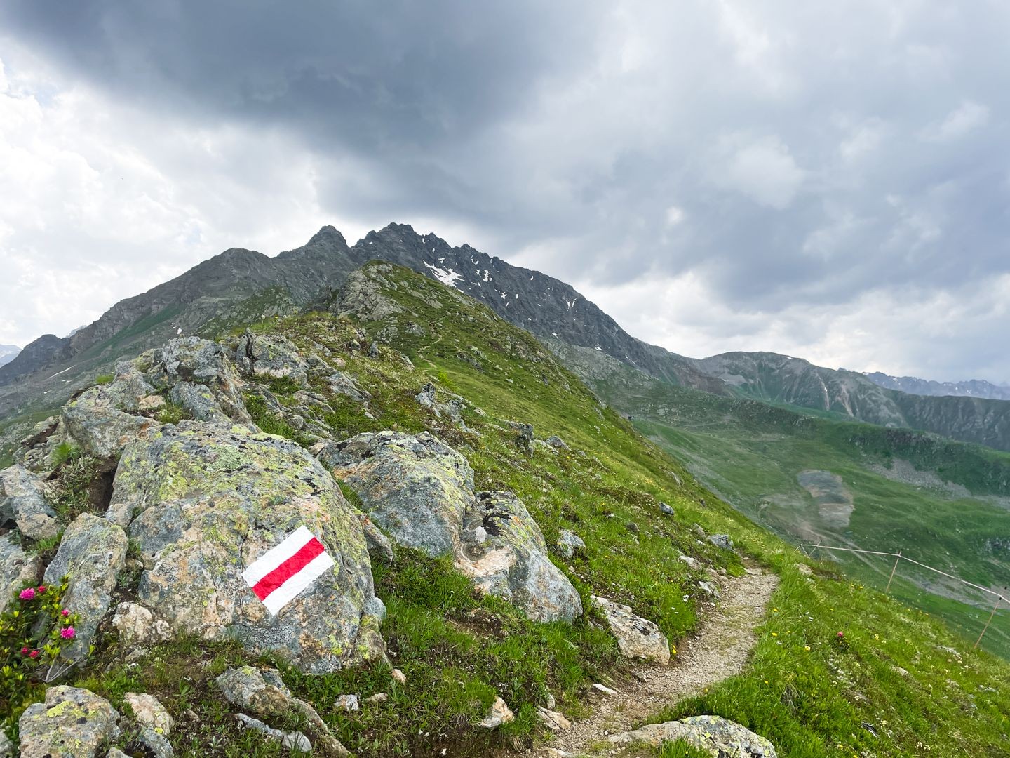 Le chemin de randonnée de montagne est bien balisé.