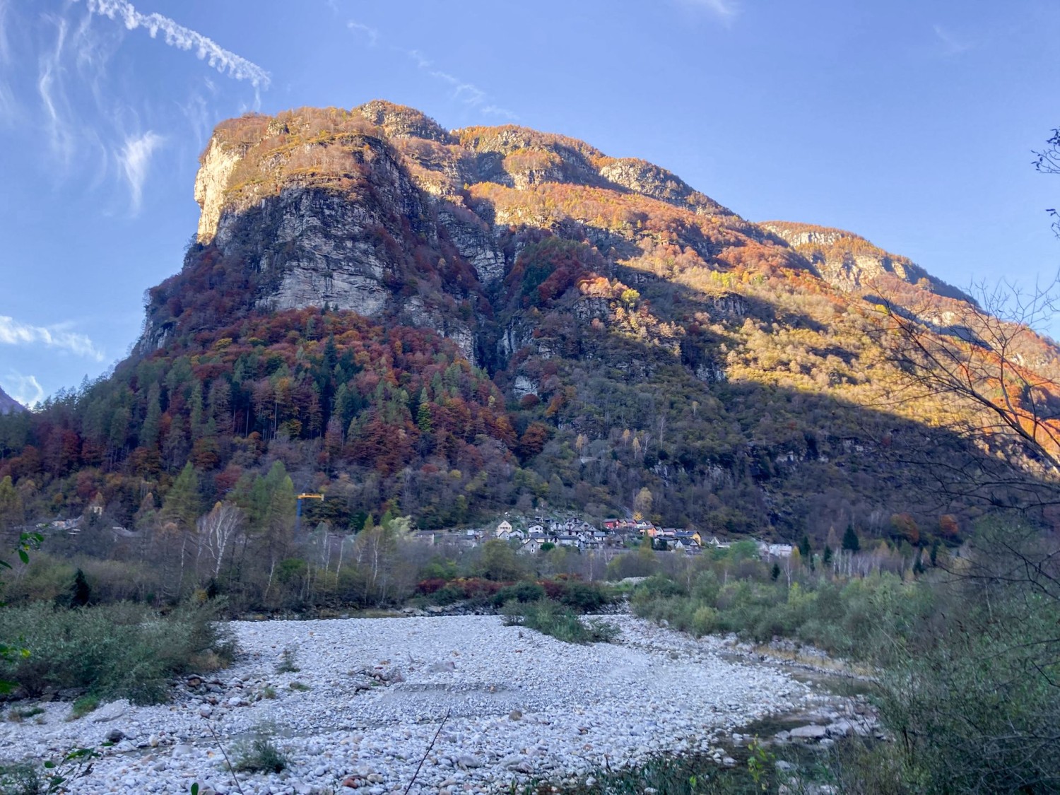 En automne, Brione se retrouve vite à l’ombre.