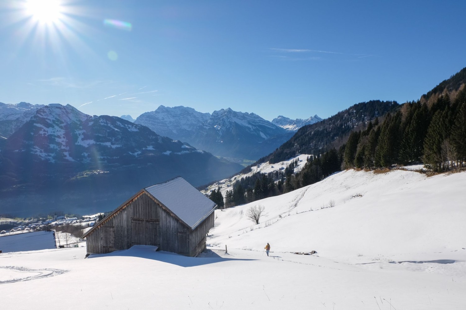 Belle descente vers Amden. Au loin, le lac de Walenstadt et le Ziger.