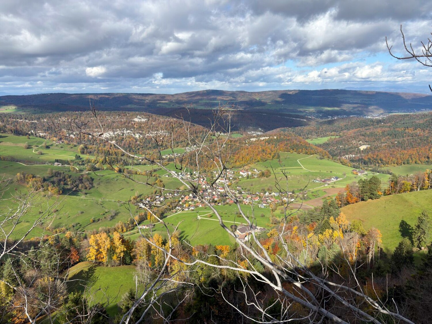 Vue sur Bärschwil avec le Laufonnais en arrière-plan