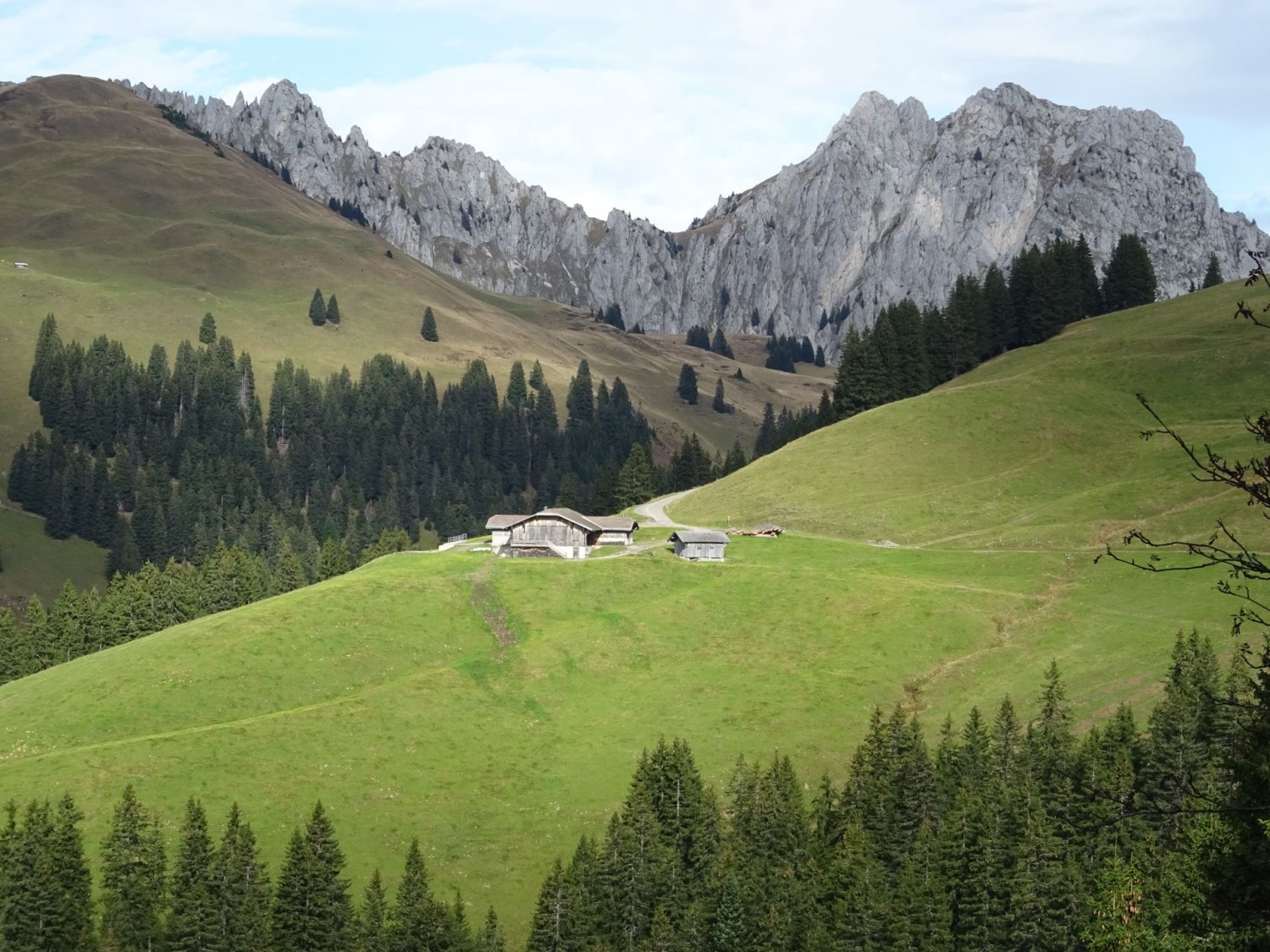 Vue sur les impressionnantes parois calcaires
