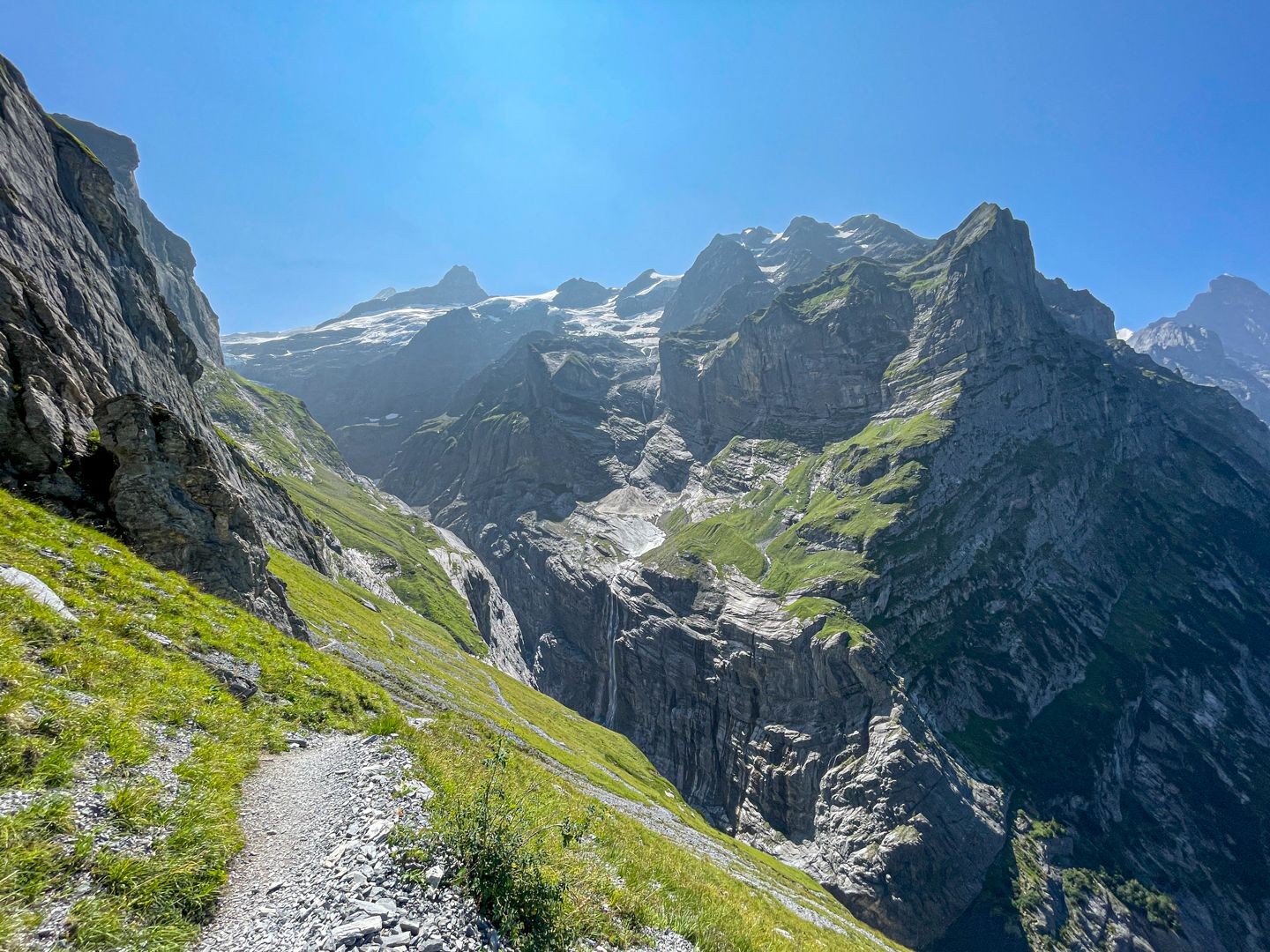 Le Schreckhorn se rapproche lentement.