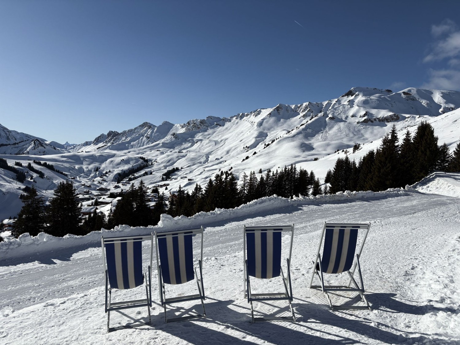 Au restaurant «Le Relais Panoramique», des chaises longues invitent à un moment de repos.