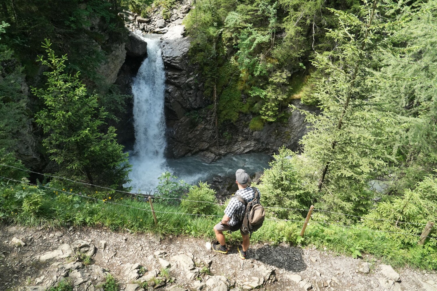 Einer der zahlreichen kleinen Wasserfälle entlang des Gältebachs, hier bei Im Ture.
