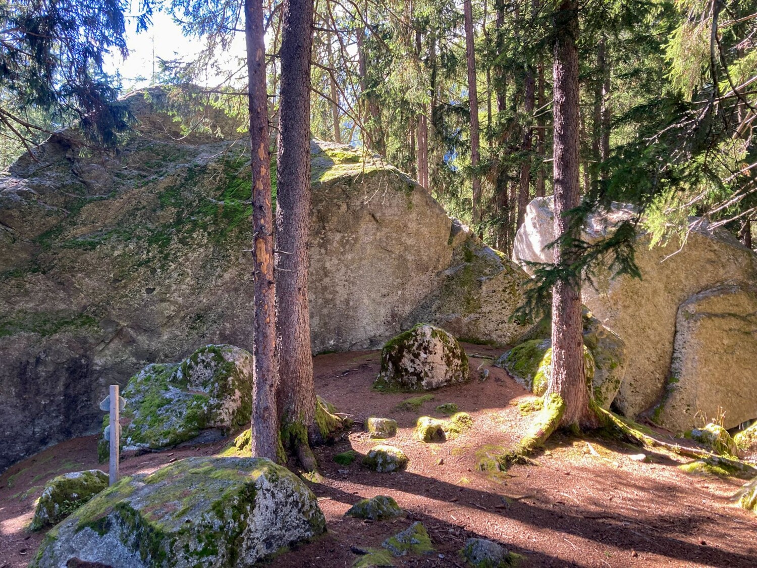 Am Wegrand thronen mächtige Findlinge.