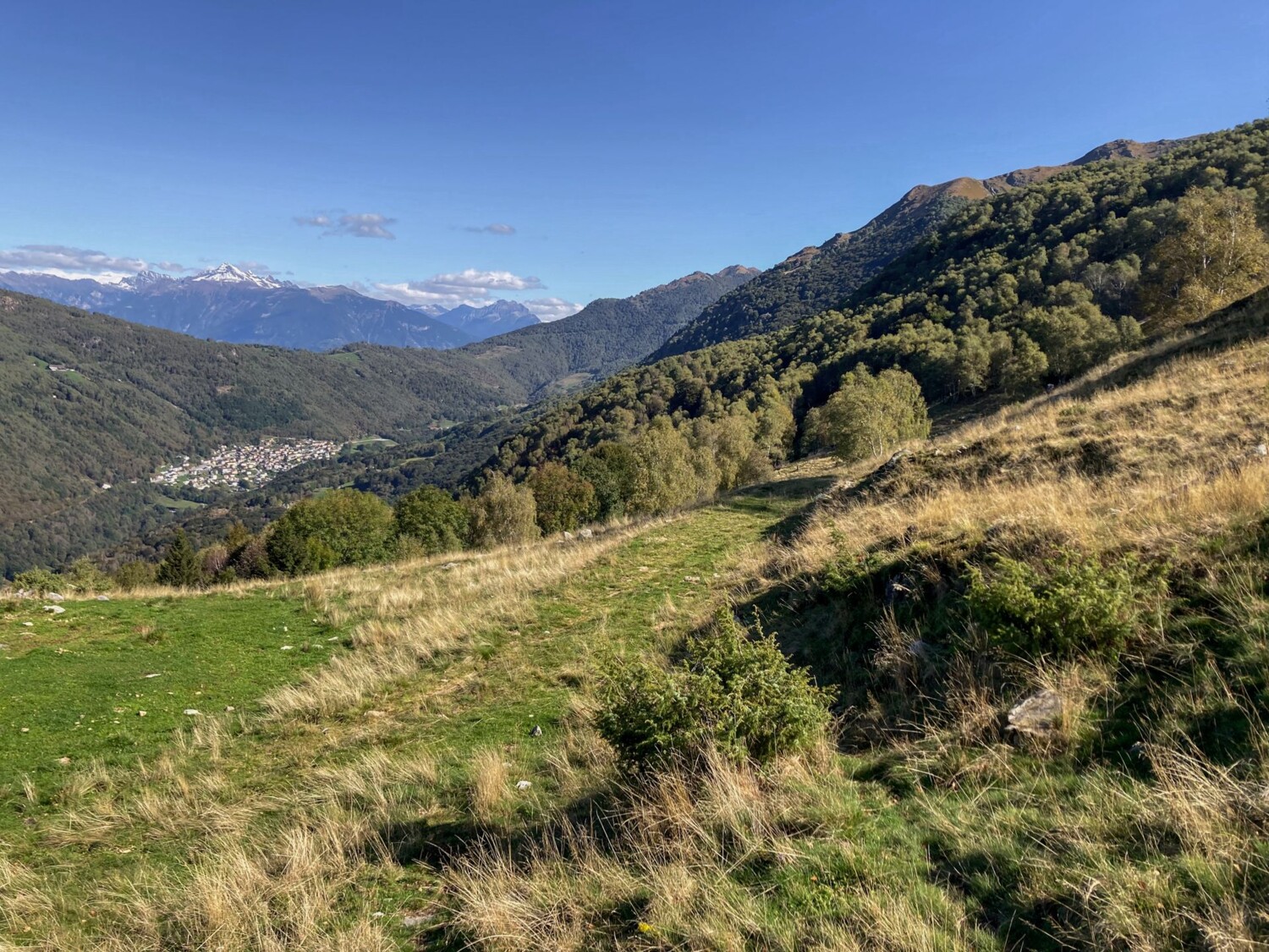 Blick nach Isone im Abstieg nach Gola di Lago.