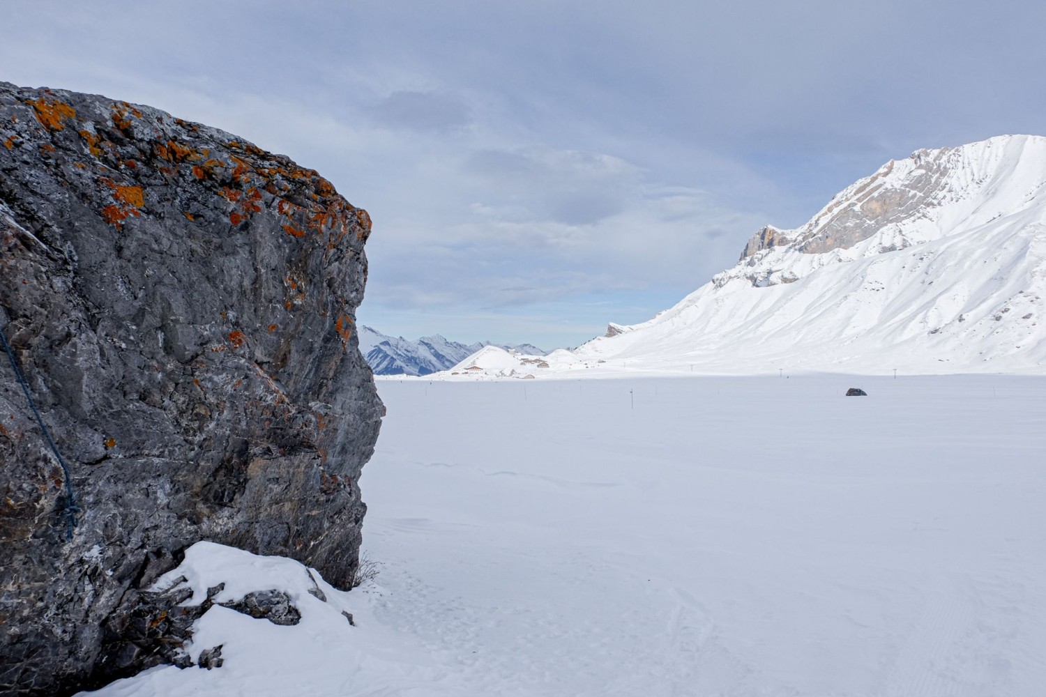 Sombre et dur, le rocher Grosse Lägerstei fait tache dans le doux paysage hivernal.