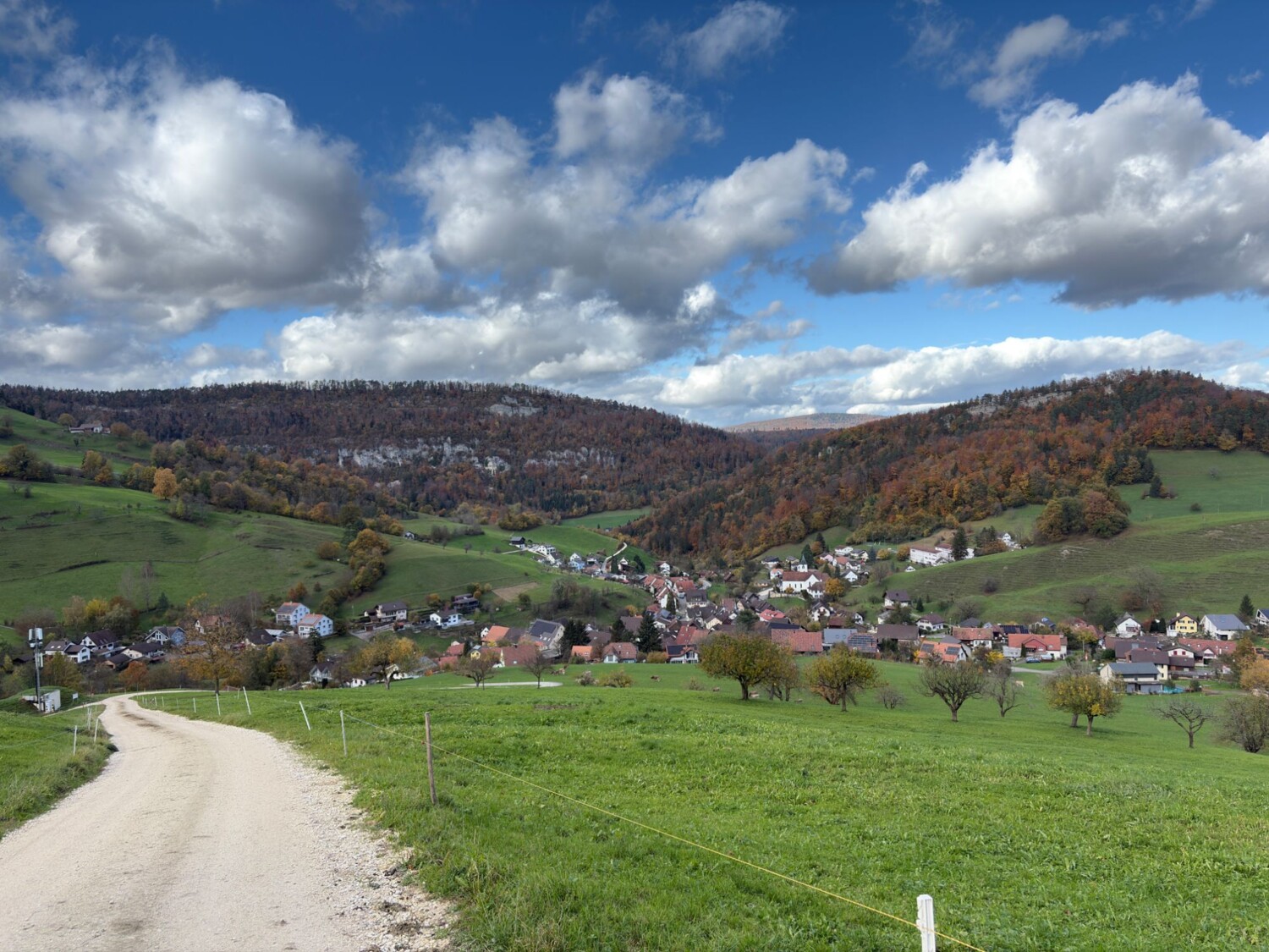 Le dernier tronçon descend en direction de Bärschwil, où le car postal ramène à Laufon.