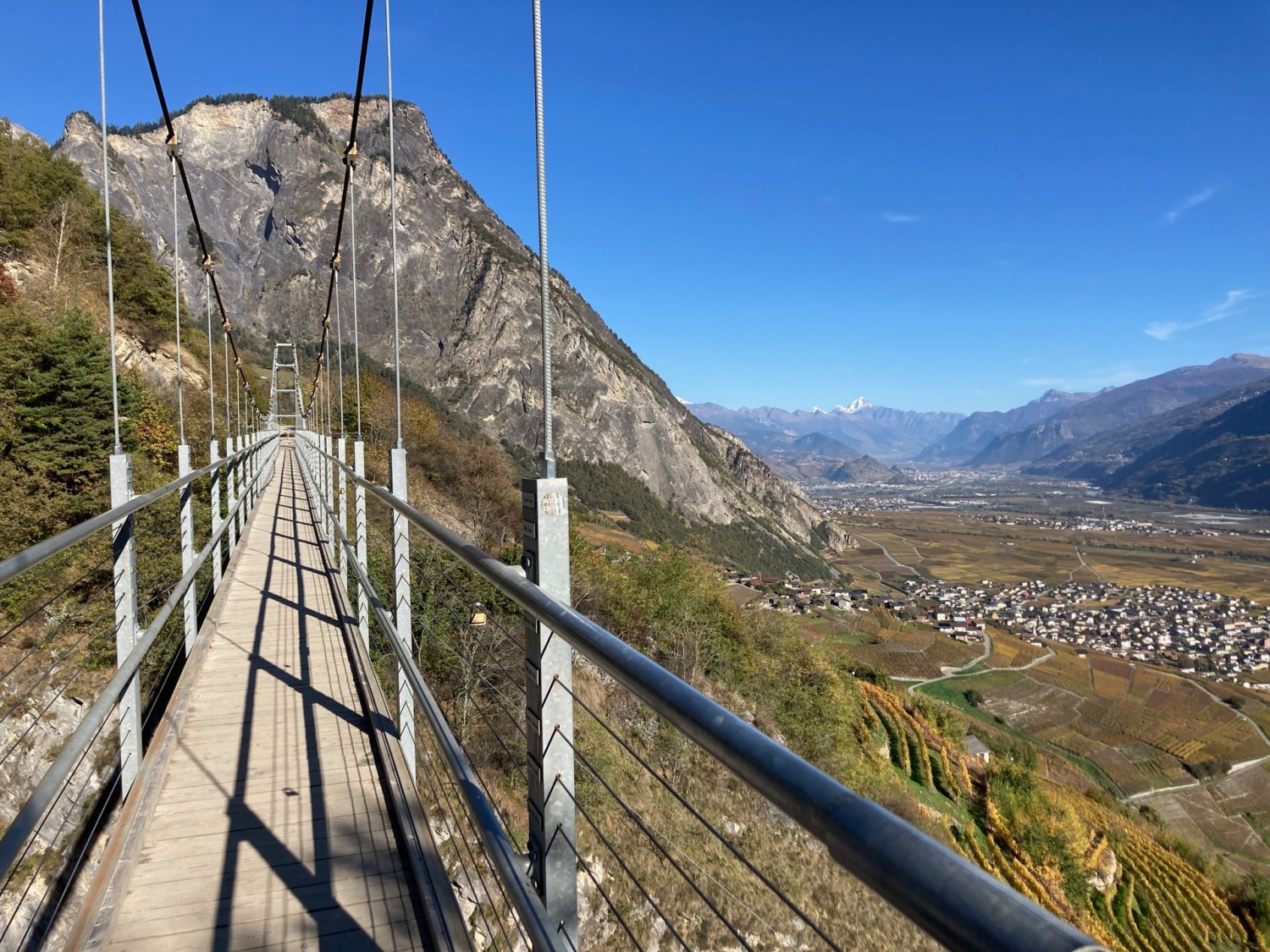 Vue plongeante sur la plaine depuis la Passerelle à Farinet