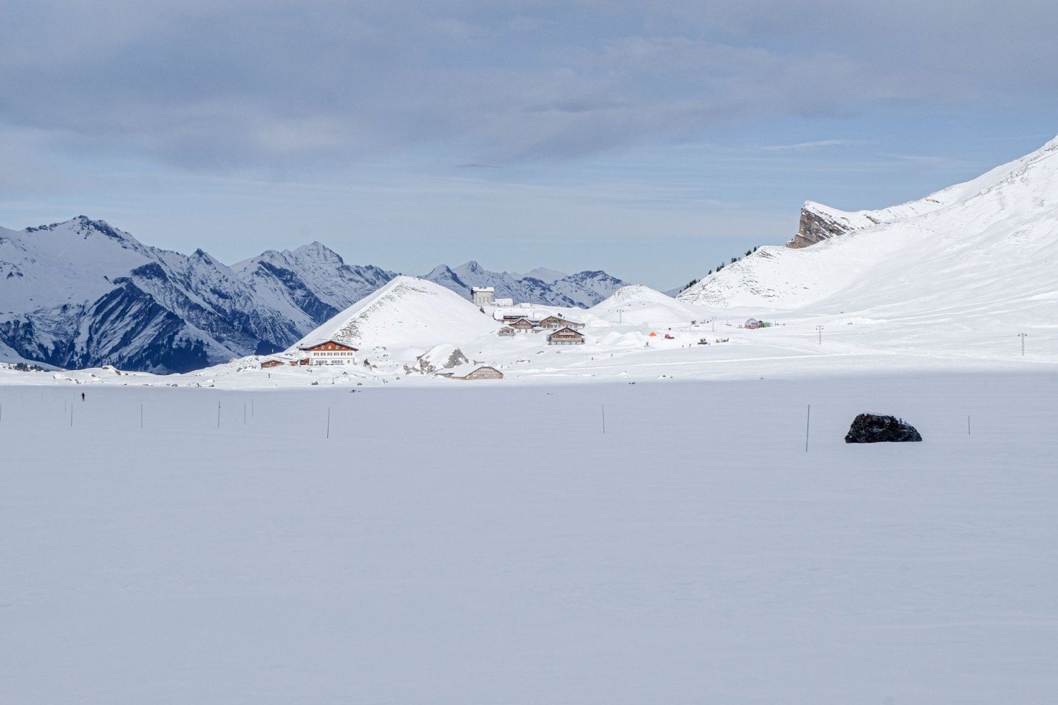 Sur le chemin du retour, on voit les sommets de l’Entschligetal au-dessus d’Adelboden. Le gros rocher Lägerstei montre la voie.