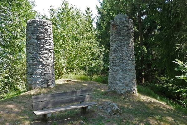Galgen und Ruinen in der Surselva