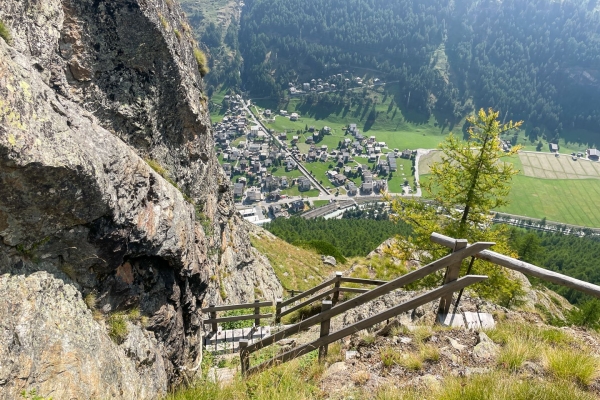 Zum Aussichtspunkt hoch über dem Mattertal
