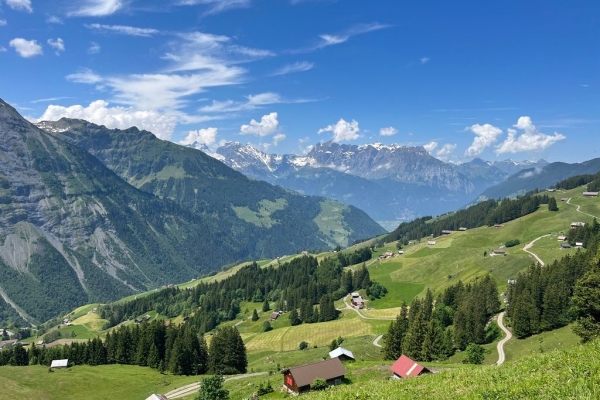 Wanderung auf dem Schächentaler Höhenweg - sonnige Pfade und alpine Aussichten