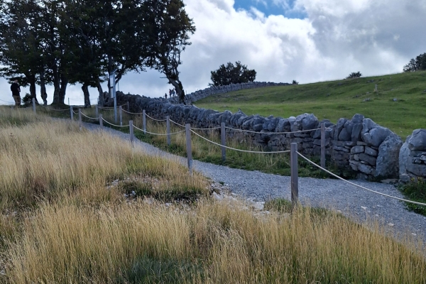 Wanderung durch die L'Areuse-Schlucht und Rundwanderung Creux du Van