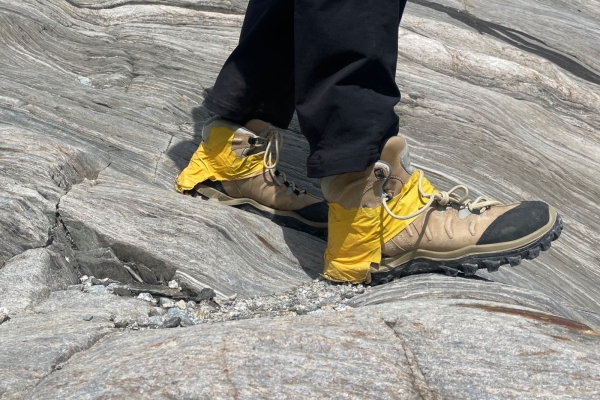 Schuhe auf Fels