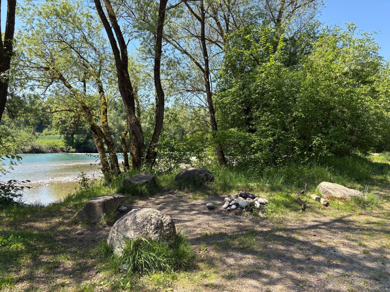 De nombreux coins dédiés invitent à faire des grillades sur les rives de la Reuss.