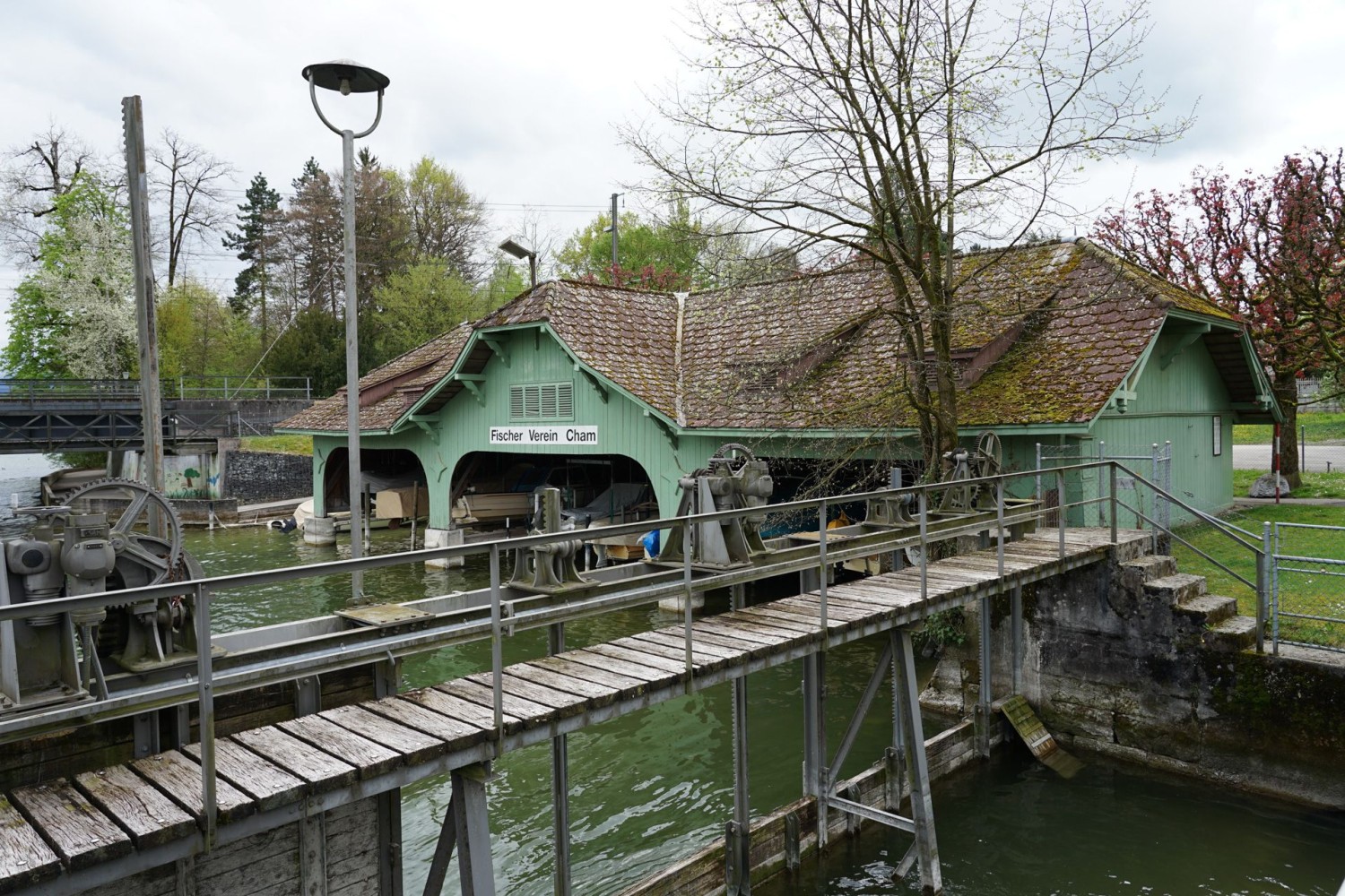 Ce barrage à Cham régule le niveau du lac de Zoug.