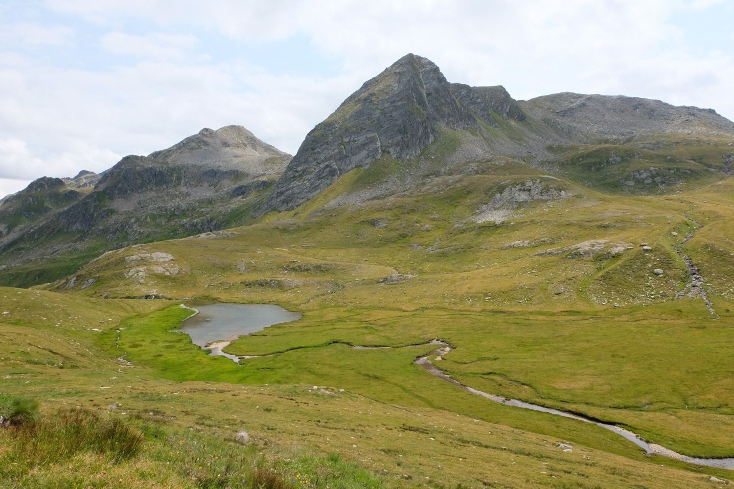 Un haut plateau aride et le Lago di Cane.