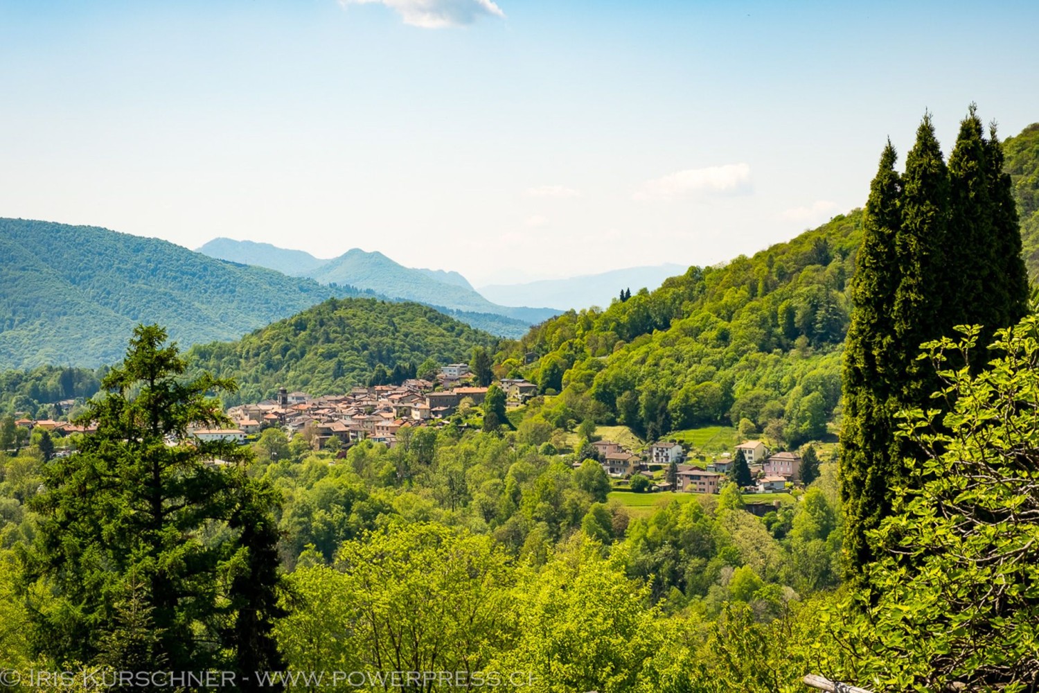 Beim Abstieg von Aranno zur Magliasina gleitet der Blick nach Novaggio und bei Klarsicht bis zum Monte Rosa.