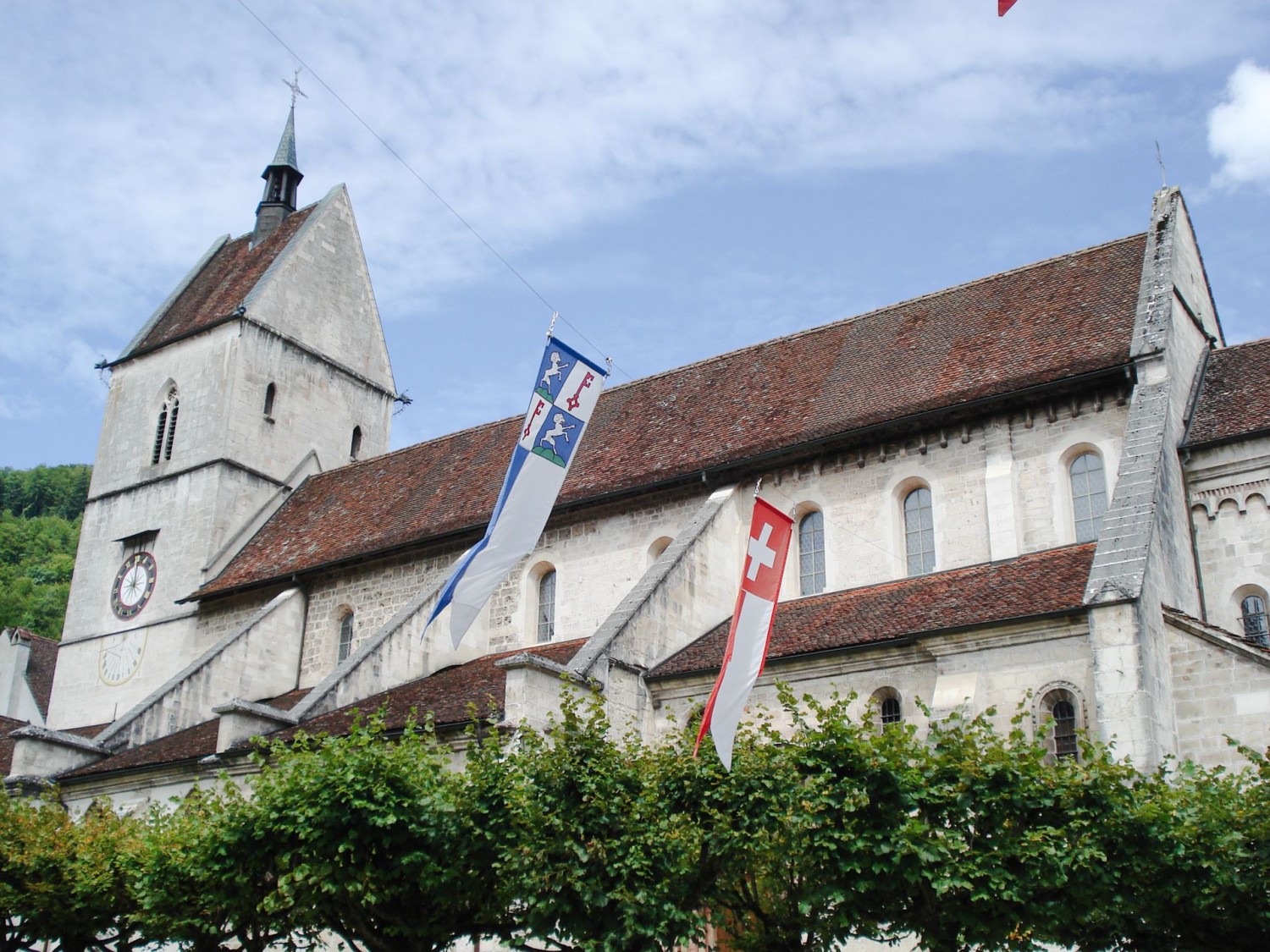 Il faut d’abord visiter la petite cité médiévale de St-Ursanne.