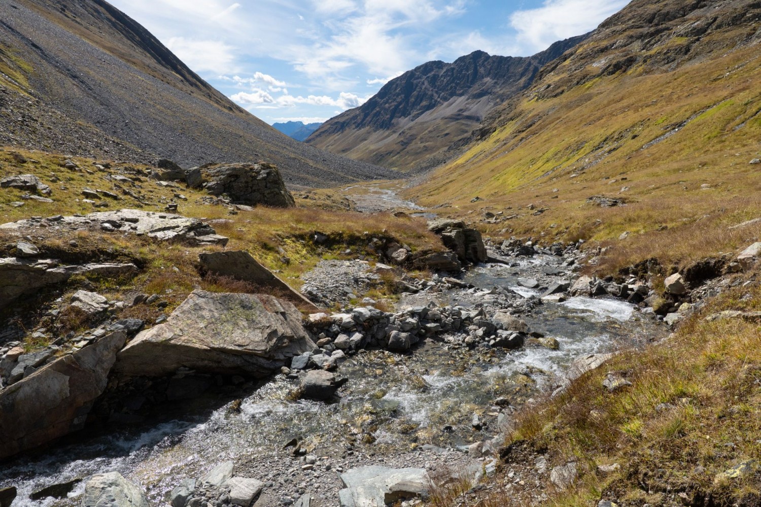 Le ruisseau Aua da Sagliains serpente en direction de la Basse-Engadine.