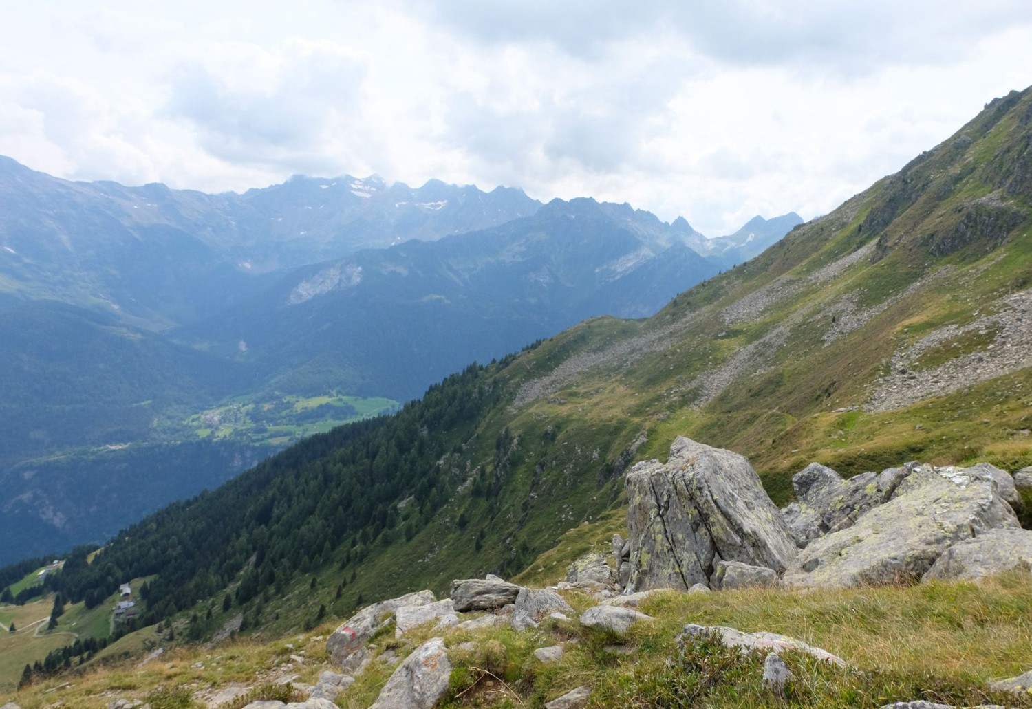 Les premiers sommets du Tessin en vue. Du Passo Predèlp, on voit bien le Campo Tencia et le Basodino.