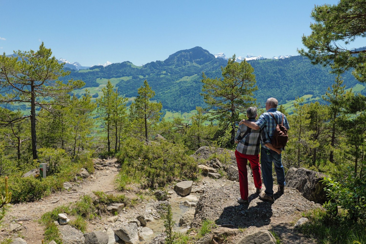 Pause dans la montée, à environ 1100 mètres d’altitude. En arrière-plan, au milieu, le Hoflue.