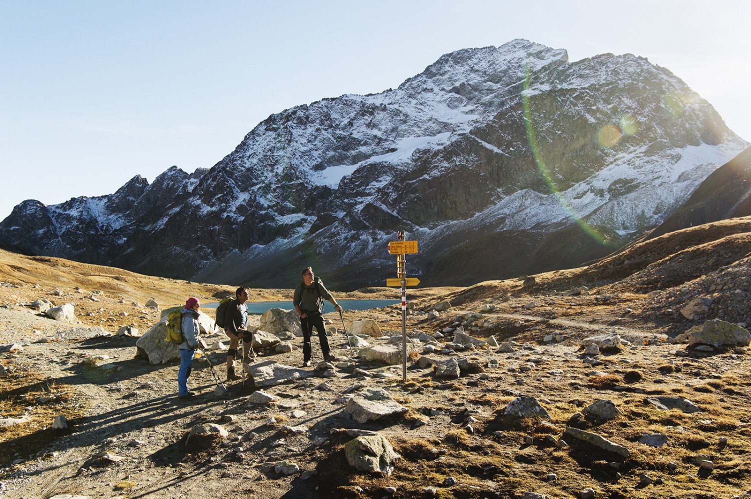 Verdiente Rast auf dem Pass Suvretta, dahinter der Lej Suvretta. Bild: Raja Läubli