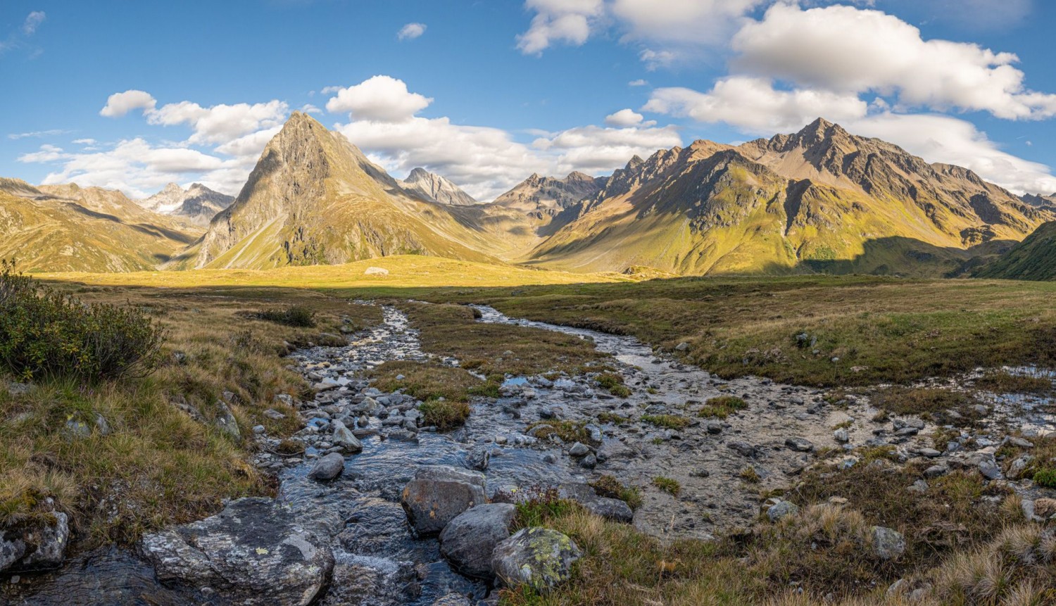 Au Riedböden, on se croirait dans le Grand Nord. Au centre de la photo, la vallée de Süs, qui mène vers le col de la Vereina.