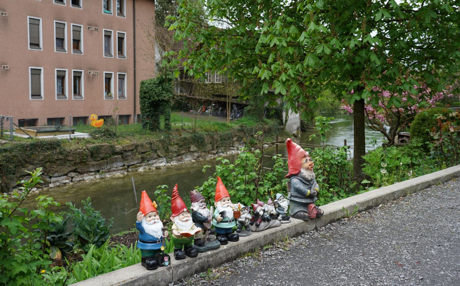 Des nains de jardin saluent les randonneuses et randonneurs du sentier industriel à Cham.