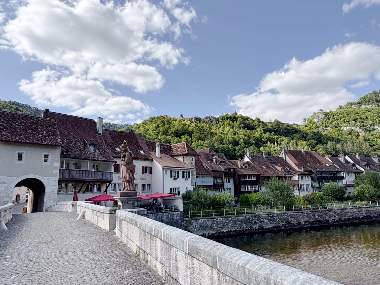 C’est par ce pont historique en pierre que l’on rejoint l’autre rive.