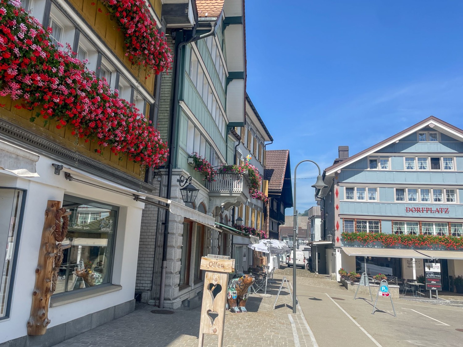 Des maisons traditionnelles entourent la place du village à Urnäsch.
