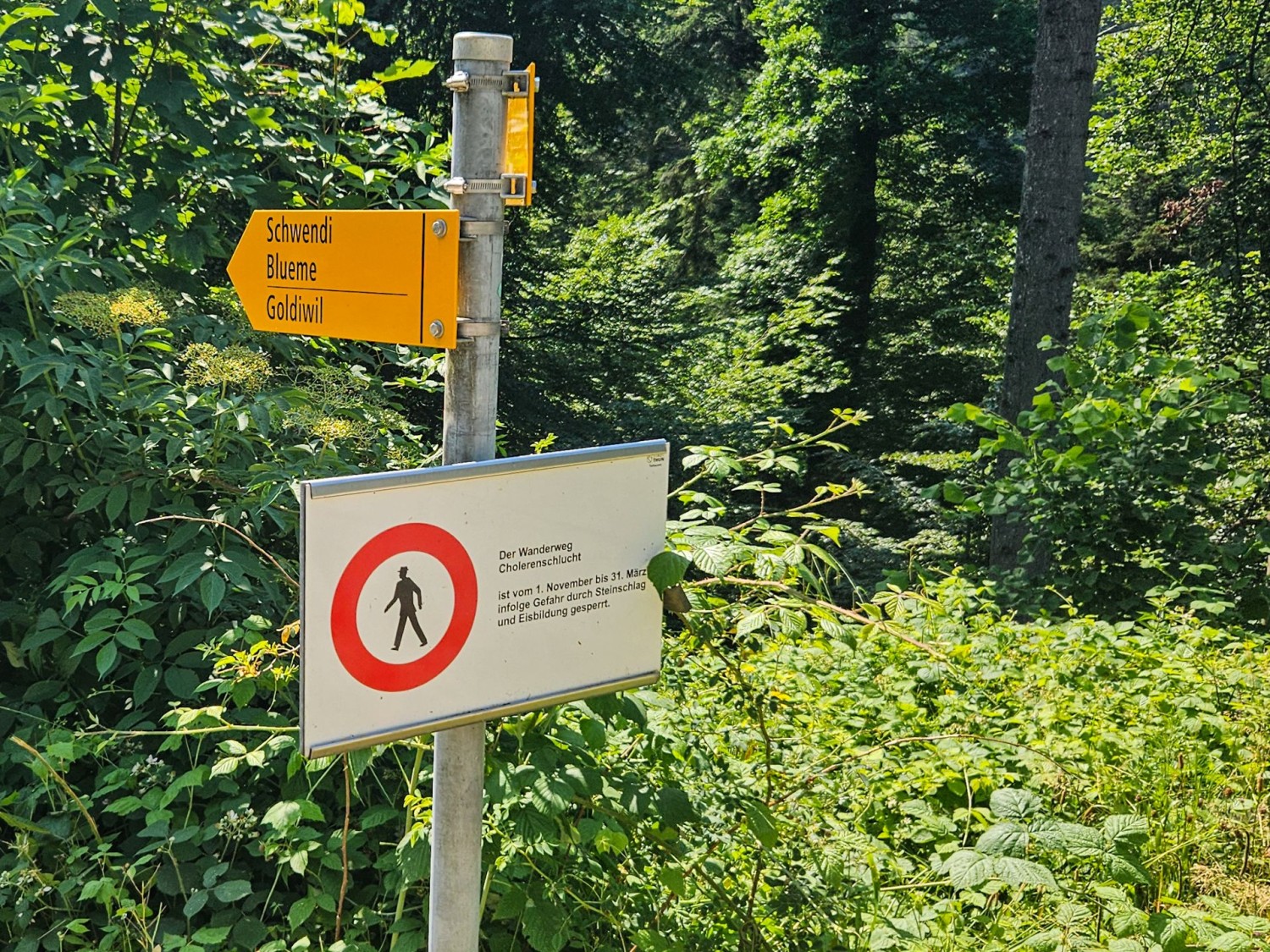 Un panneau annonce les périodes d’ouverture des gorges, accessibles de début avril à fin octobre.