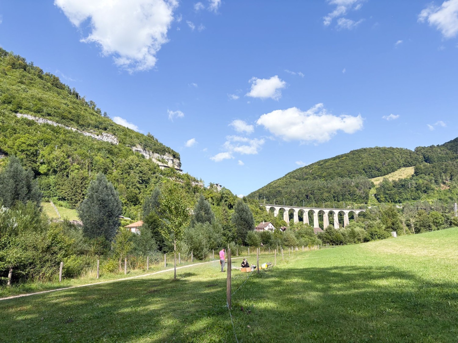 Vue sur l’imposant viaduc ferroviaire de Combre Maran