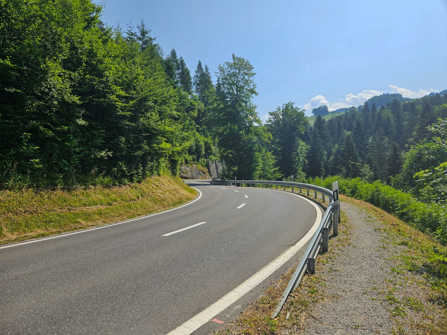 Il faut longer directement la route sur quelques mètres seulement.