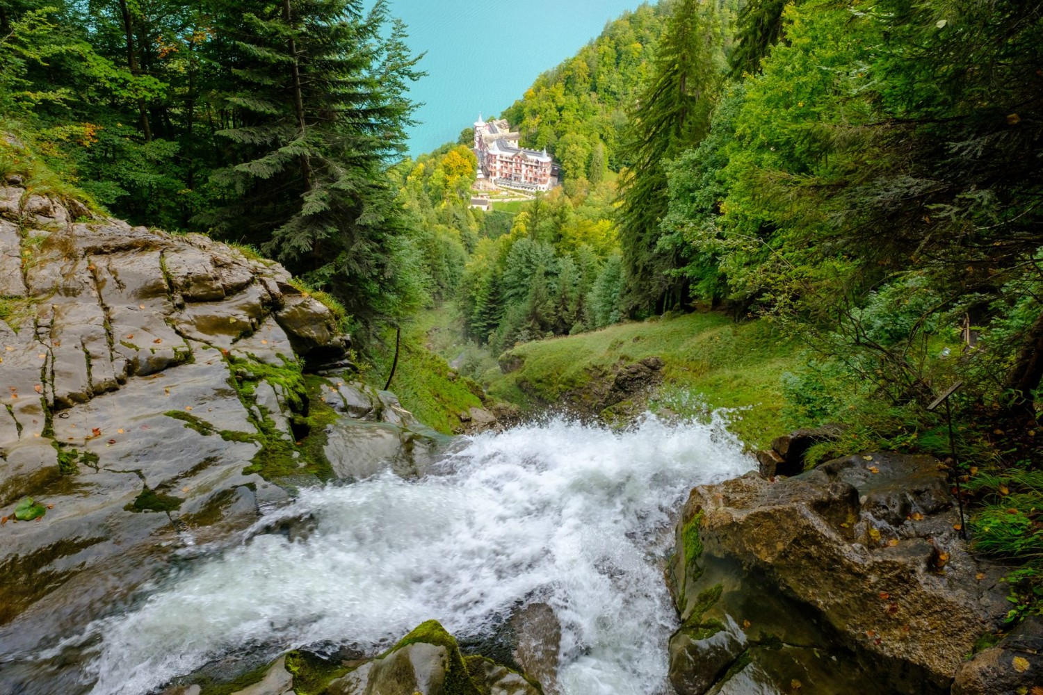 Depuis la Schweibenalp, le chemin des cascades offre une vue plongeante fascinante, comme ici sur le Grandhotel Giessbach.